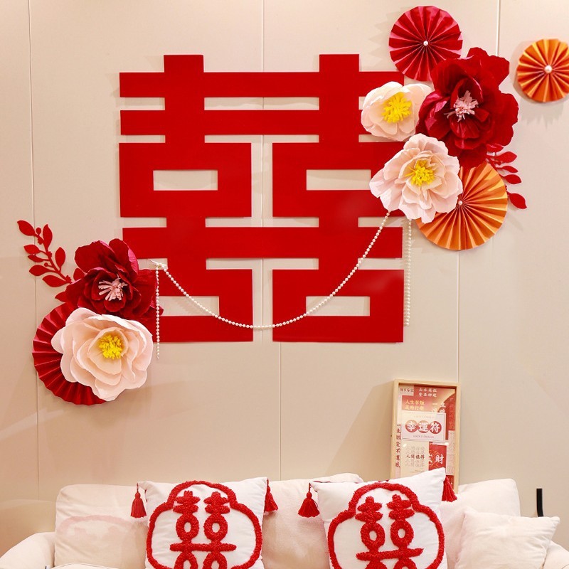 結婚ハニカムボールの柱が男女の結婚式の部屋の寝室の提灯を飾っています。|undefined