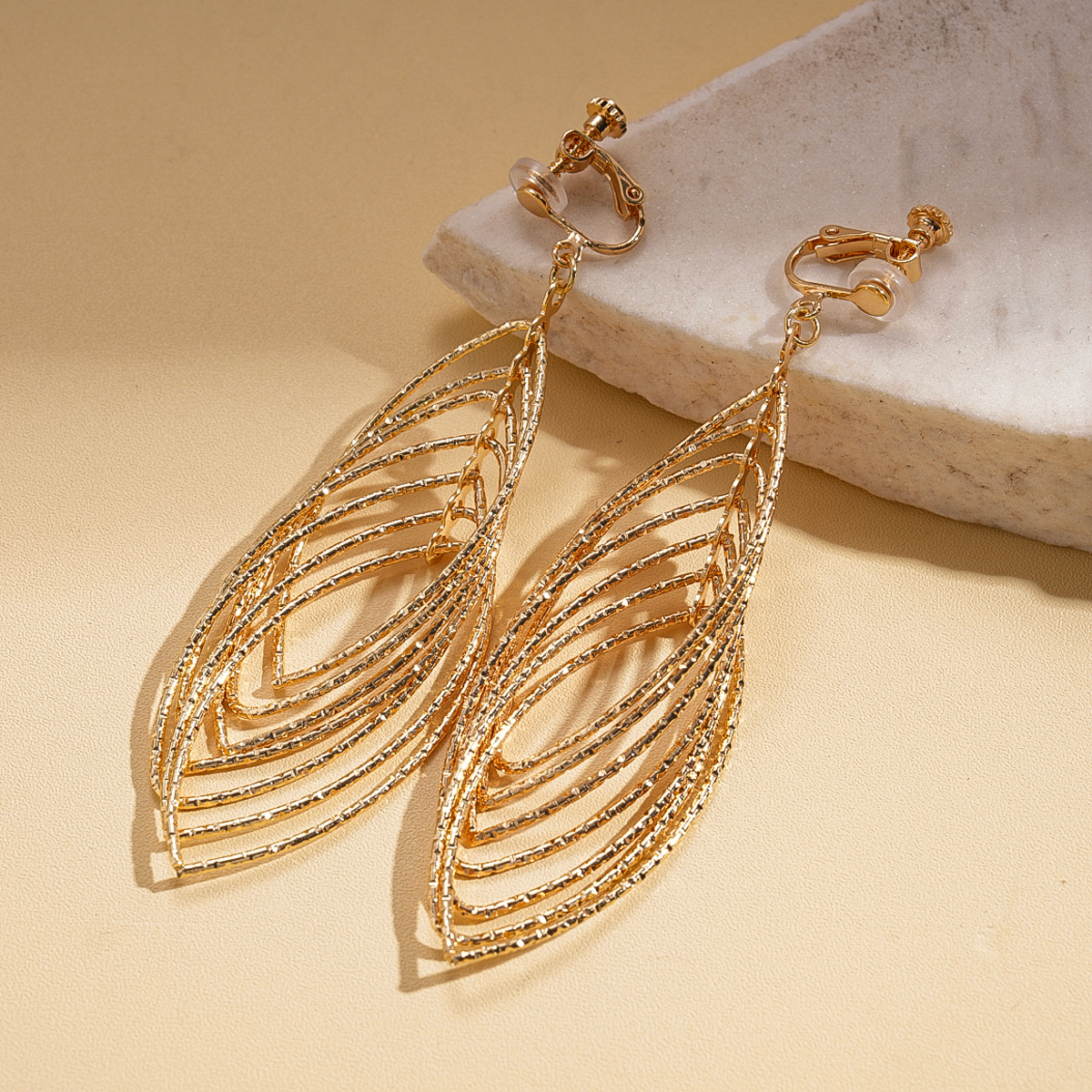 Europa y América sensación de metal geometría elíptica hueco cruzado sin agujeros de orejas abrazaderas de moda transfronterizas personalidad alta sensación pendientes