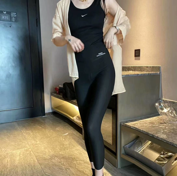 Cropped trousers painted on the waist