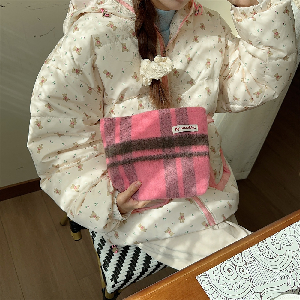 The 311023 ins Korean style checkered retro simple large-capacity woolen makeup bag is paired with a pocket purse undefined