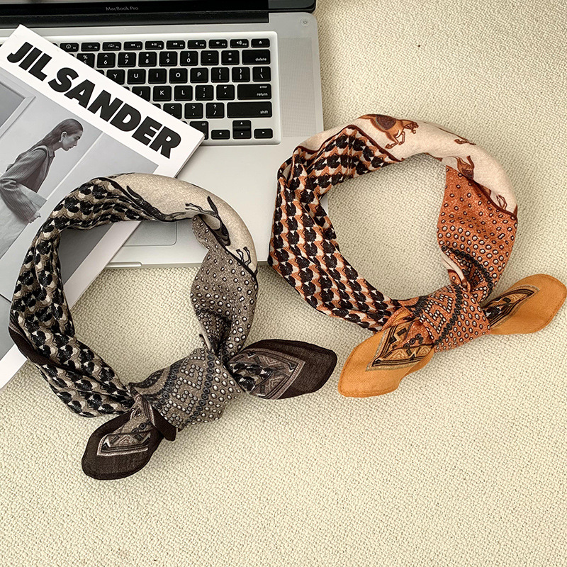 Bufandas de seda cuadrada alta sensación 2025 nuevo estilo coreano delgado moda versátil algodón lino atado pelo bolsa bufandas al por mayor