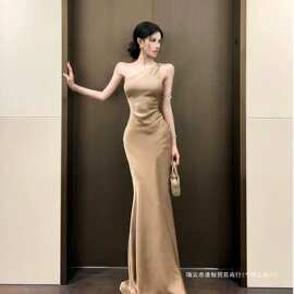 宴会连衣裙女2026秋季礼服裙斜肩长裙性感露背挂脖礼服长裙