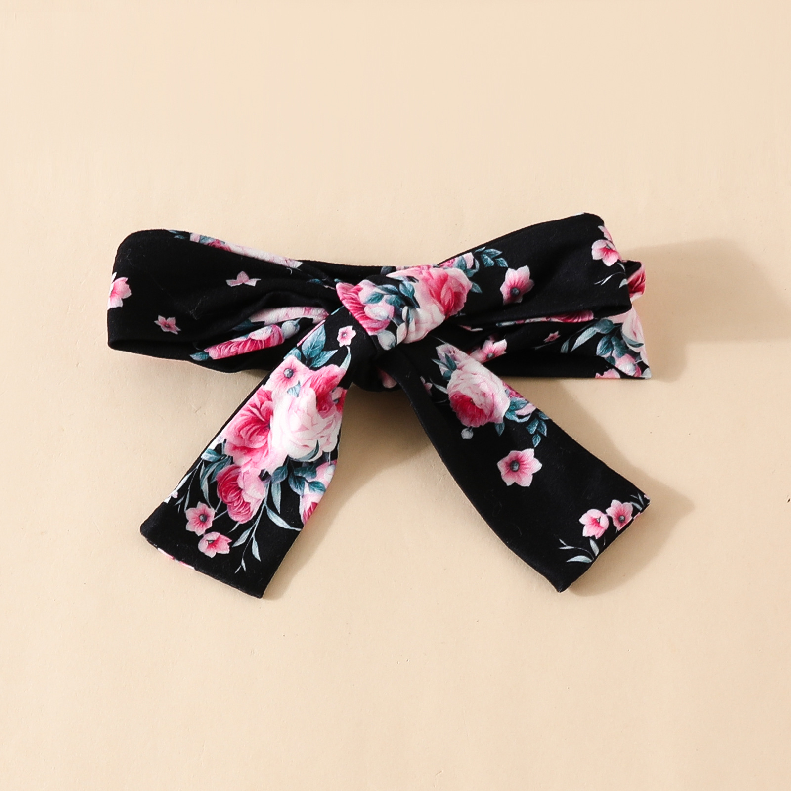 Pantaloncini a triangolo con scollo a cuore a maniche corte Set Pantaloni carini con fiori per bambina con lettera estiva per bambina_voghion.com