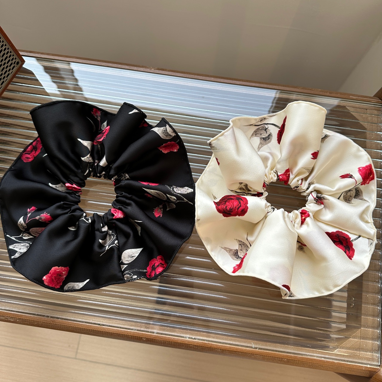 Rosas rojas retrógradas francesas anillo de cabello de intestino grande satén plegado temperamento elegante cuerda de cabeza de cola de caballo correa tocado nuevo