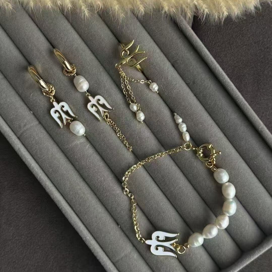 Design necklace with tassels