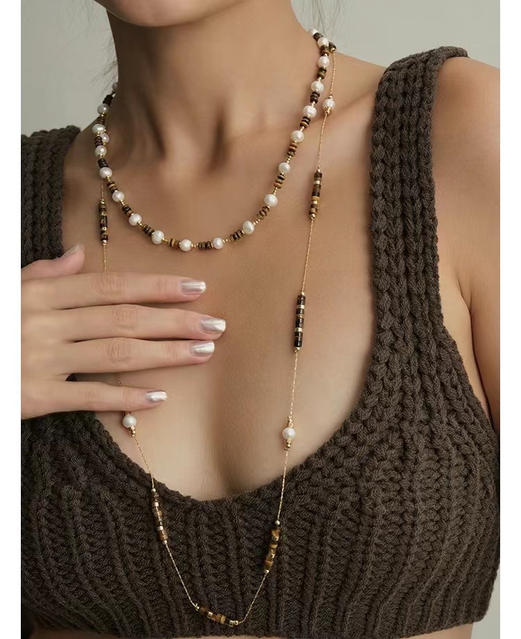 Nuestro collar minimalista de capas combina delicadas cadenas y un lujo discreto. Llévalo como un pequeño recordatorio de tu propia belleza y tranquila confianza. Diseñado_voghion.com