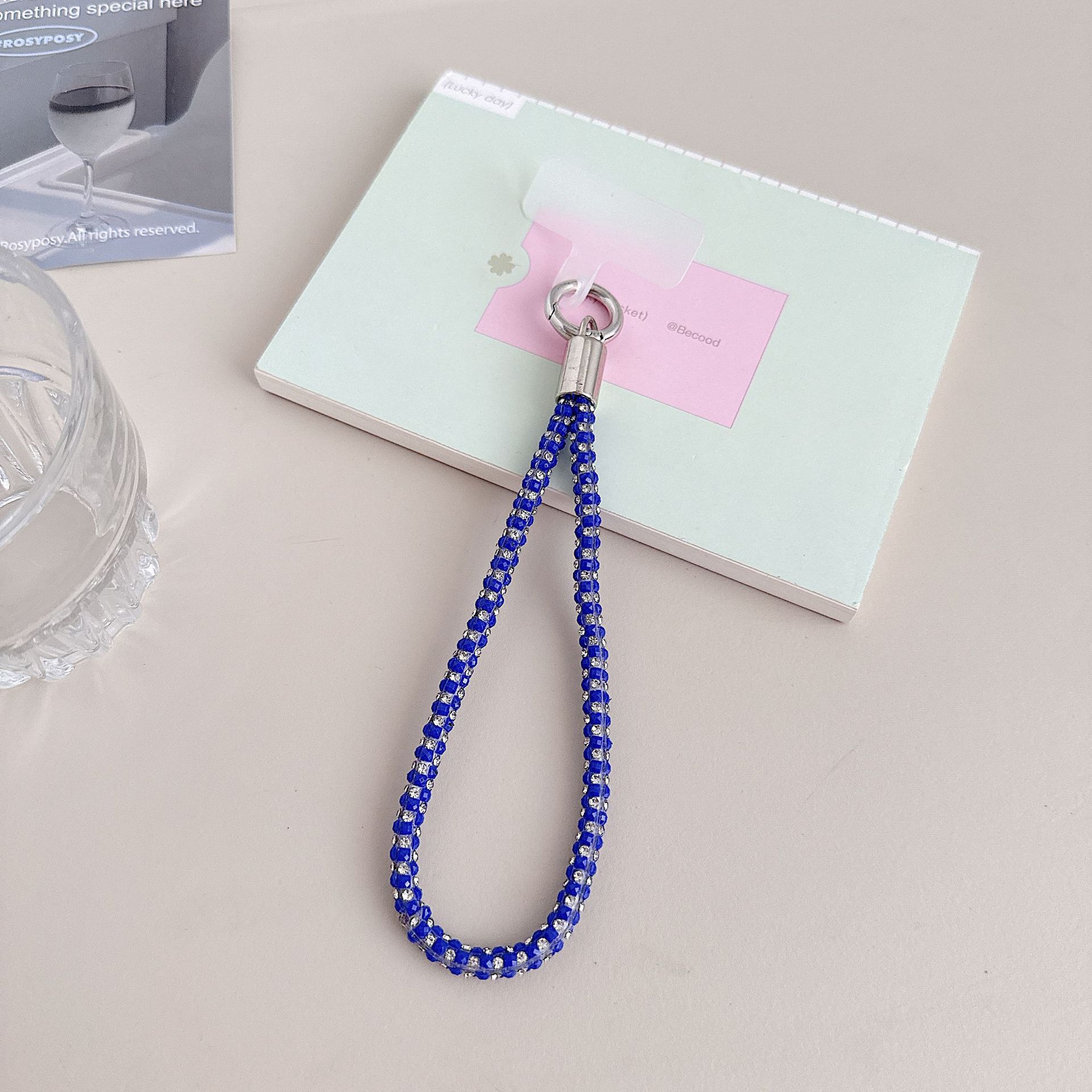 Cadena colgante de teléfono móvil de alta gama hecha a mano de boutique, sensación femenina de alta gama, lujo ligero, cadena colgante de diamante completo, cadena colgante de teléfono móvil de moda, sección larga y corta