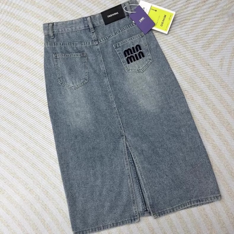 Chân váy denim nữ xẻ tà sau dáng dài vừa phối màu xanh cổ điển — 845 Soho thêu (xanh cổ điển) chi tiết 9