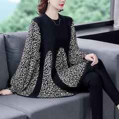 2025年春新作、ゆったりとした特大サイズの女性用ニットトップス。お腹をカバーするミドル丈で、ゆったりとした着心地で着痩せ効果も期待できます。