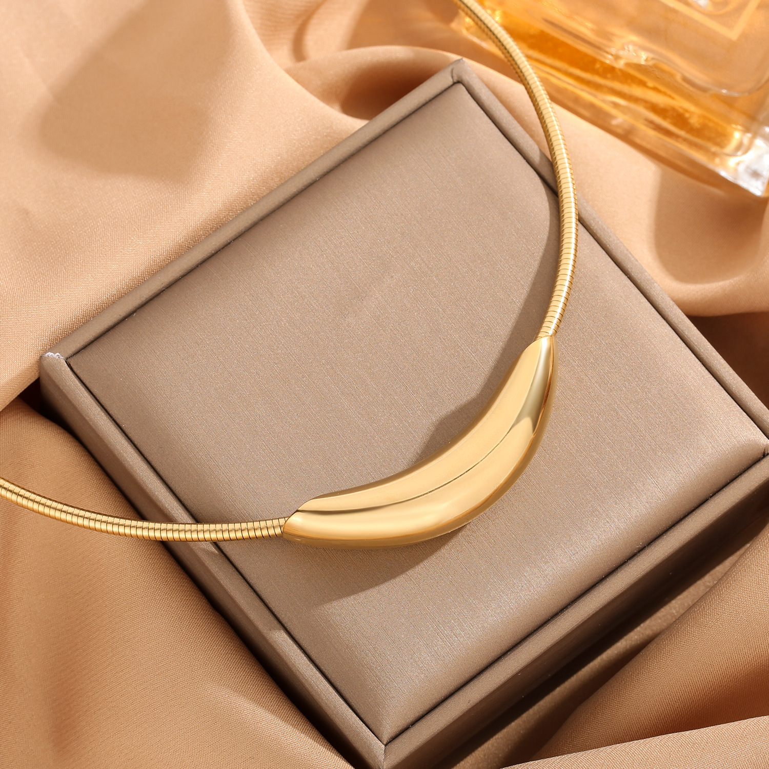 Colar choker em aço titânio minimalista e elegante_voghion.com