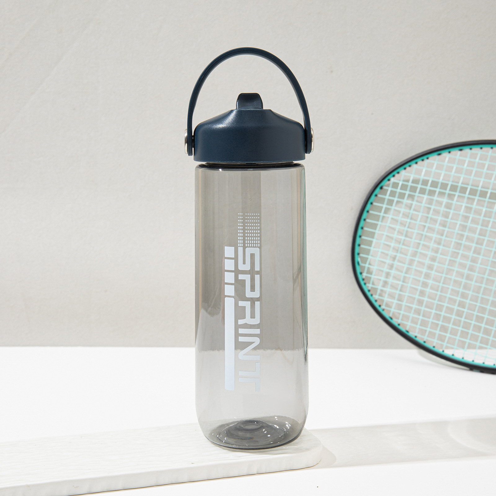 Nuevo taza de agua deportiva al aire libre resistente a altas temperaturas al por mayor de alto valor facial de taza casual de estudiantes con taza de plástico de bebida directa con escala