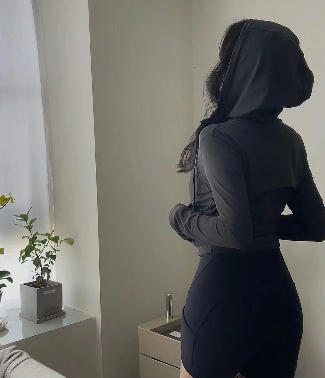 Spring and Summer Short-Sleeve Mesh Hooded Yoga Pants for Sporty and Slim Outdoor Women, Stylish, Body-Fitting, Breathable, High-Waisted Outerwear