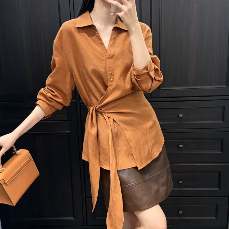 Irregular tie-front breathable linen shirt with a V-neck collar, delicate metal buttons, and a simple, timeless design, perfect for autumn Irregular tie-front breathable linen shirt with a V-neck collar, delicate metal buttons, and a simple, timeless design, perfect for autumn
