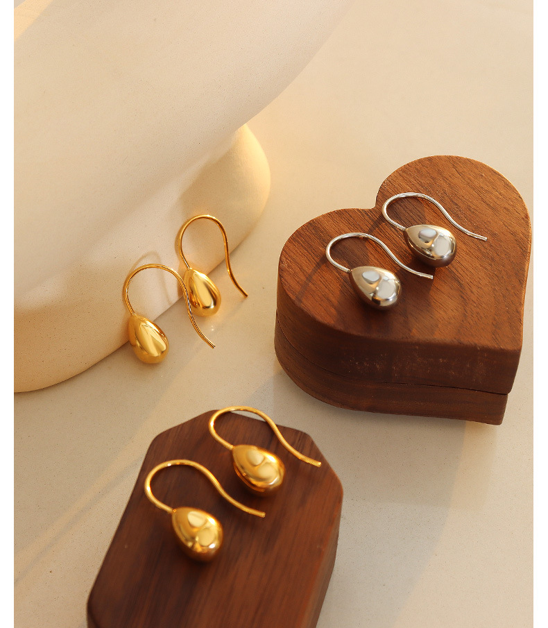 Kreative Mode Wasser Tropfen Form Anhänger Titan Stahl Gold Überzogene Ohrringe display picture 3