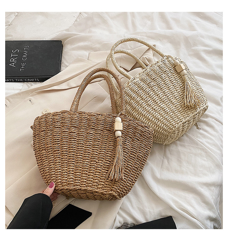 2022 Summer Fashion Tassel Large Capacity Portable Crossbody Woven Bag display picture 1