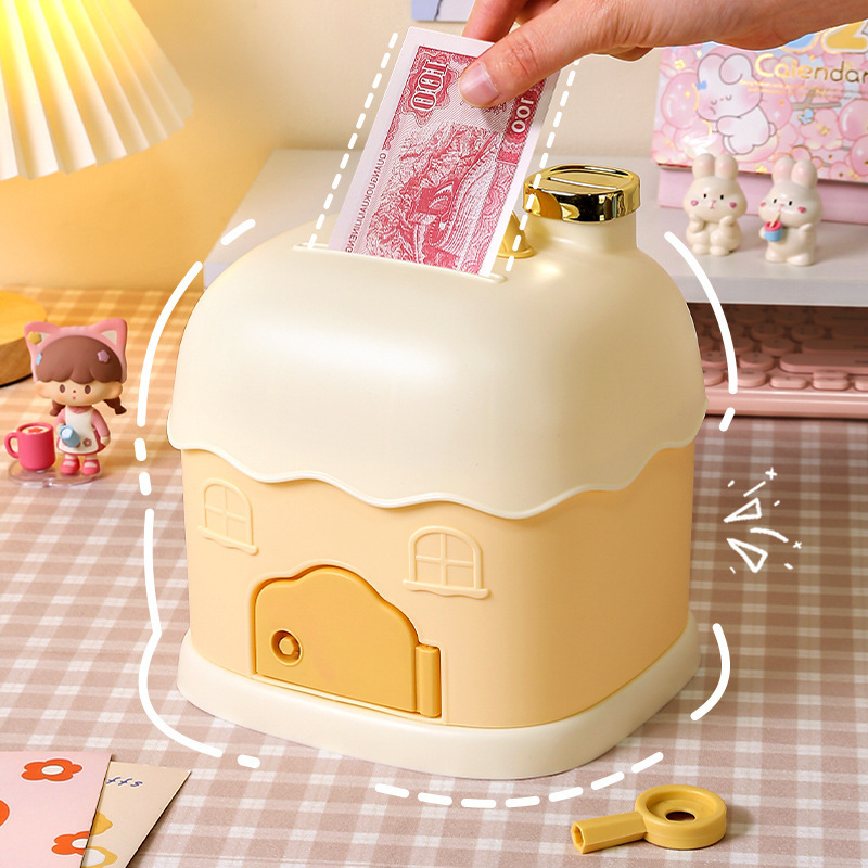 La Caja de ahorros es una pequeña y encantadora chica de dibujos animados, la Caja de ahorros es de plástico, la Caja de mano de la cabaña de año nuevo 2023