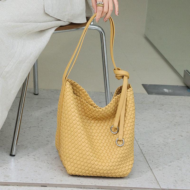 2026 New Arrival Woven Genuine Leather Women's Bag Luxury High-End Cowhide Hand-Woven Basket Tote Bag Wholesale - Thumbnail 3