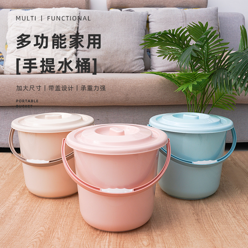 蓋付きの厚い家庭用大型プラスチックは、家庭用の手提げバケツの家庭用バケツを持っている学校の寮の学生がバケツを持っている