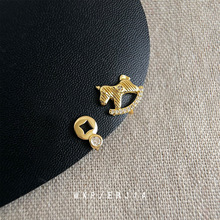 童趣可爱微镶锆石木马蚊香盘耳夹女个性小众不对称铜币无耳洞耳饰