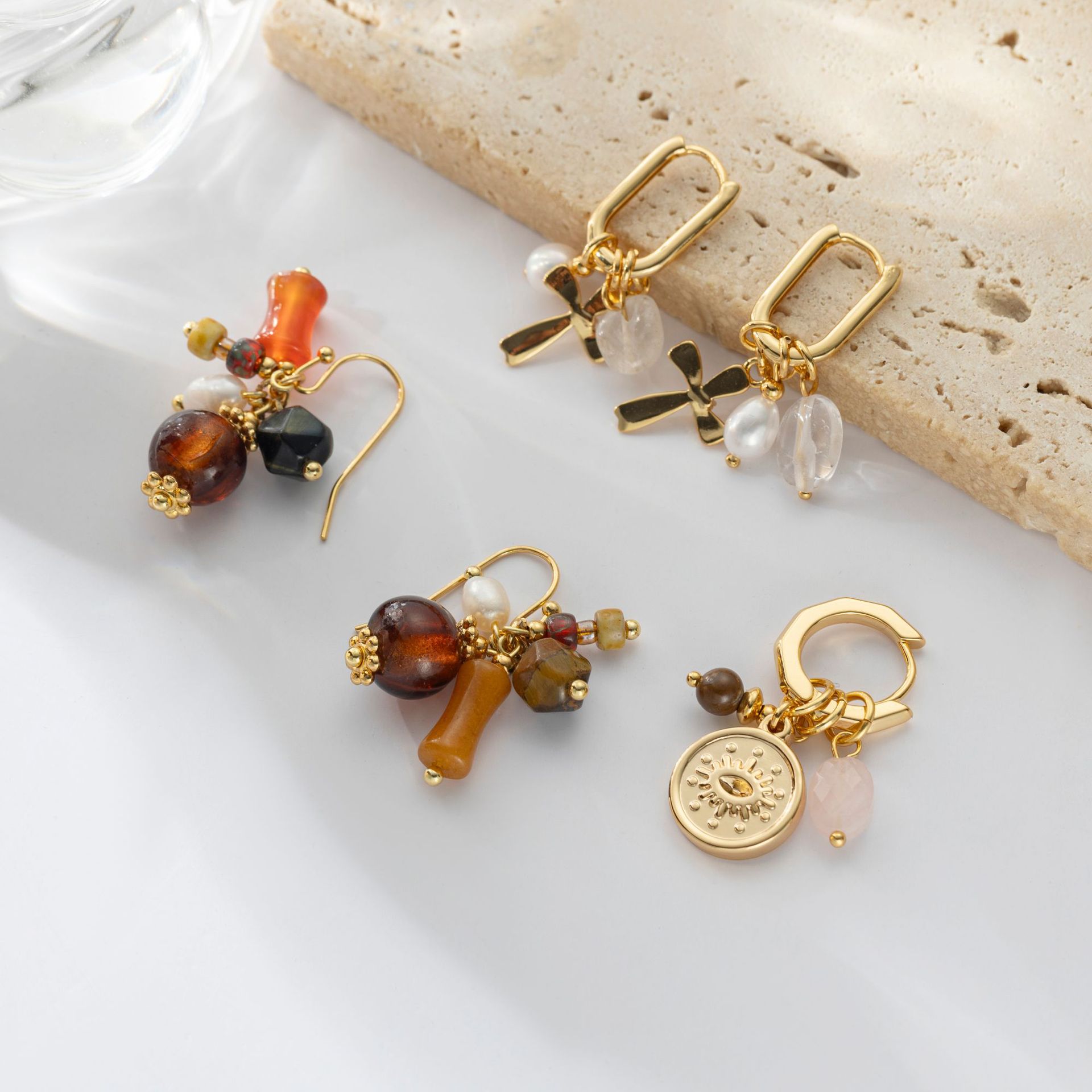 Nicho europeo y americano diseño de alta calidad DIY perla verdadera piedra natural galvanizado 18k oro real latón pendientes de cristal blanco mujer