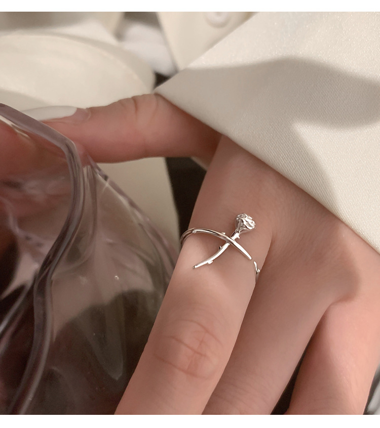 Minimalistische verstelbare ring met rozenbloem_voghion.com