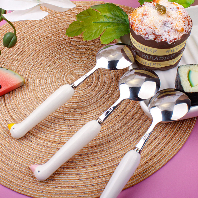 Svanformad sked i rostfritt stål med keramiskt handtag_voghion.com