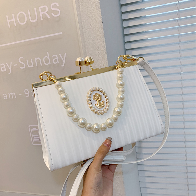 Elegante pochette da sera per donna con perle e stemma regale_voghion.com