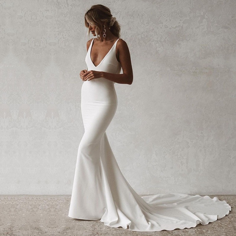 Vestido de novia blanco con cola de pez, estilo nuevo de verano 2026, cuello en V profundo, corte ajustado, sin espalda, con cola, fuente AliExpress.