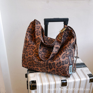 �q�淫�����y���Ը����r�����e㼑��LҸ�μ�б������ذ���Ů