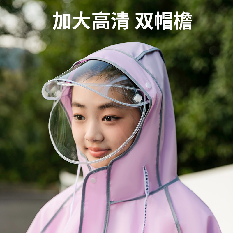 子供用レインコートの女の子は男の子です。学生は学校に行きます。|undefined