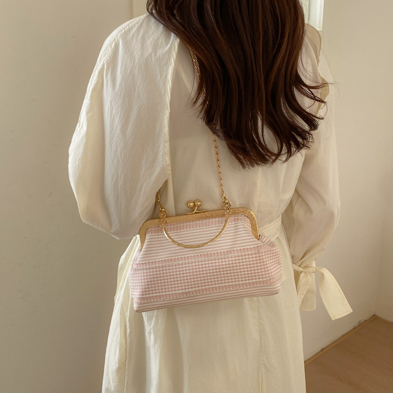 Elegante pochette da sera con diamanti e catena donna_voghion.com