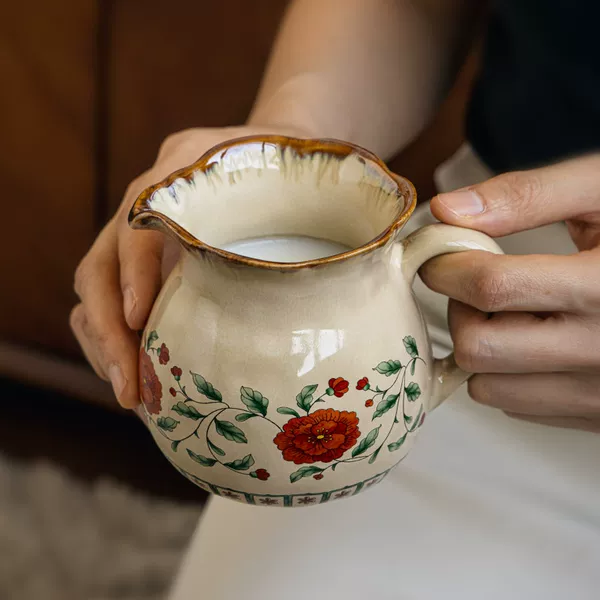 Practical small items: vintage spouted milk pot, ceramic sauce pot, microwave-safe coffee milk cup, cross-border export