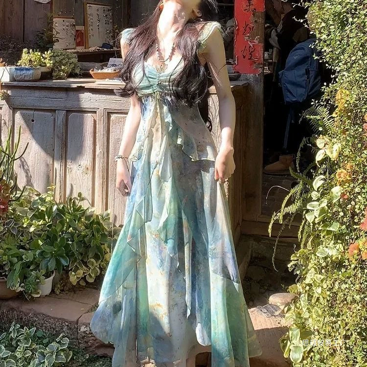 Летнее платье в стиле бохо с оборками, принтом и фееричным дизайном «Лето в лесу», коллекция Весна-Лето 2025 года
