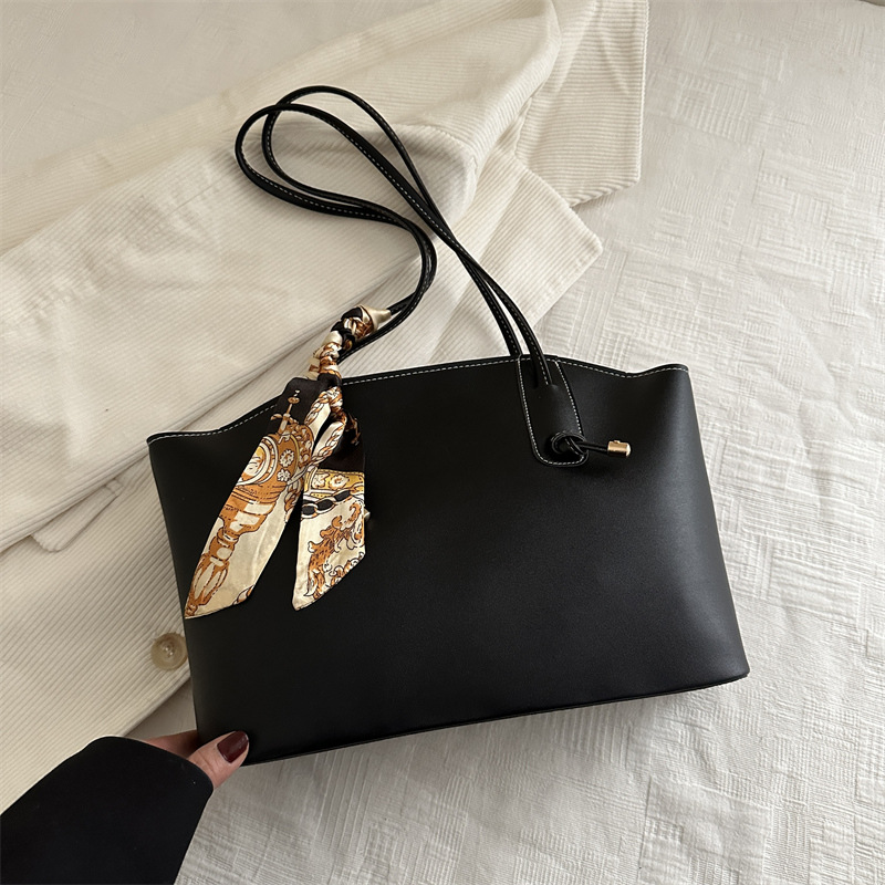 Bolsa de mano de seda de alto nivel 2025, primavera nueva bolsa de brazo de hombro, bolsas de tote populares este año