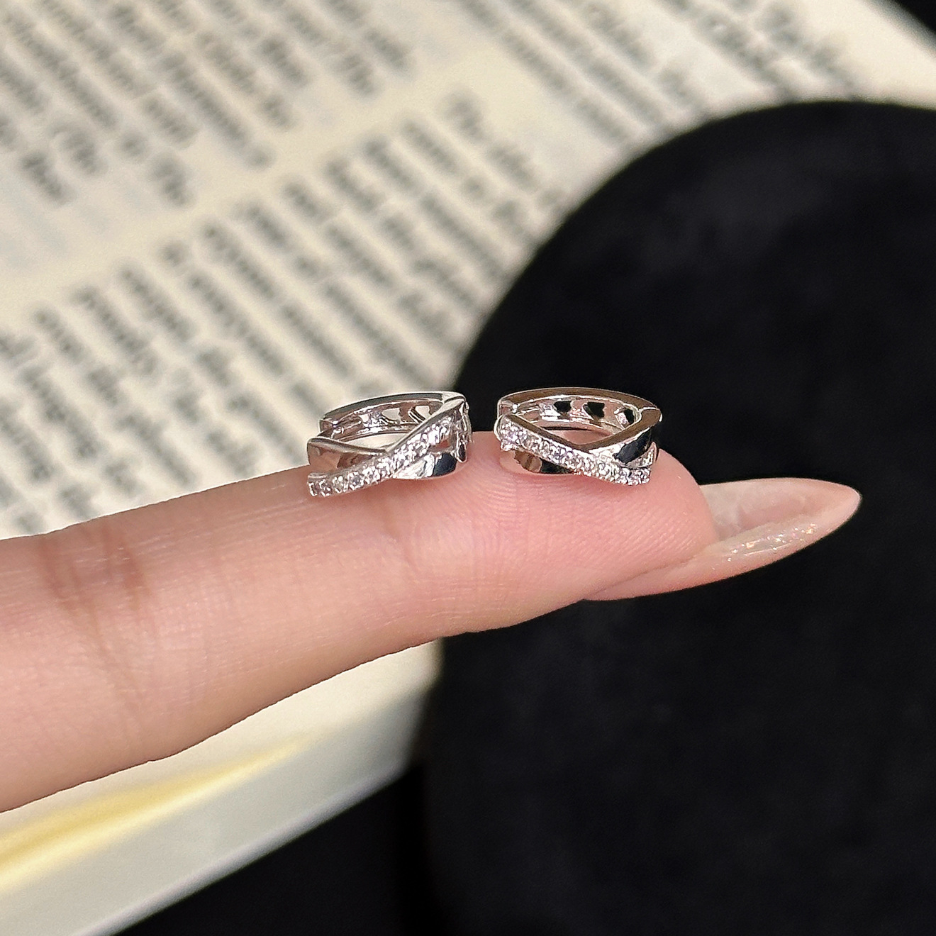 Discutir la explosión del diseño de nicho de la sensación de pendientes cruzados de temperamento minimalista femenino micro-pantalones de piedra temperamento de aretes de orejas