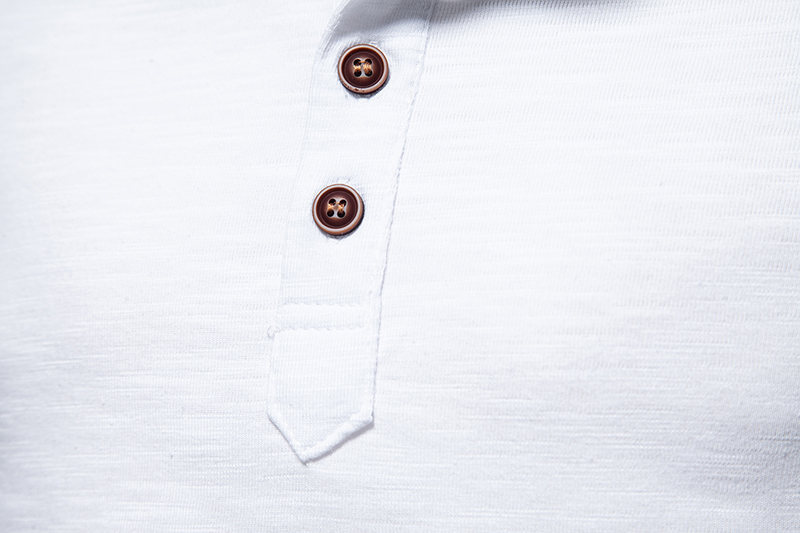 T-shirt da uomo a maniche lunghe con collo Henry a quattro bottoni in cotone tinta unita in bambù per l'autunno e l'inverno dei nuovi uomini_voghion.com