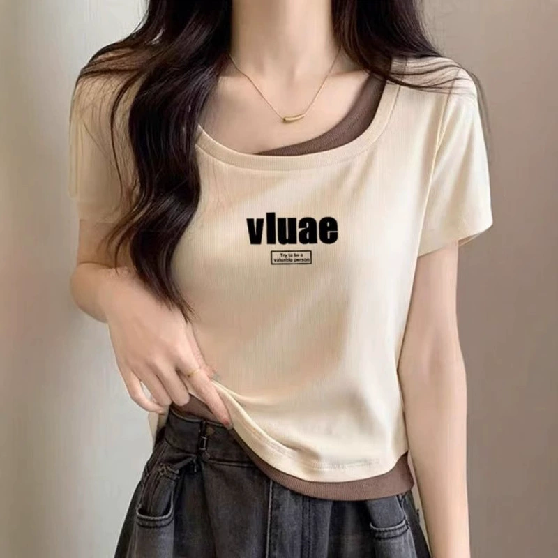 Женская футболка из двух частей с цветными блоками и U-образным вырезом с короткими рукавами, лето 2025, новый дизайн, утягивающий топ с принтом на правом плече