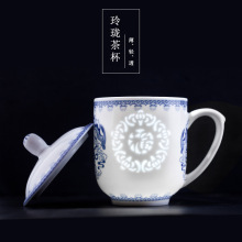 青花 玲瓏盃 茶盃 民國青花玲瓏瓷有耳杯連碟一組兩件底款: 玩玉款仕宏拍賣