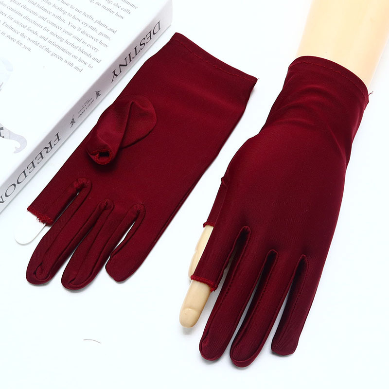 두 손가락을 보여주며 와인 레드