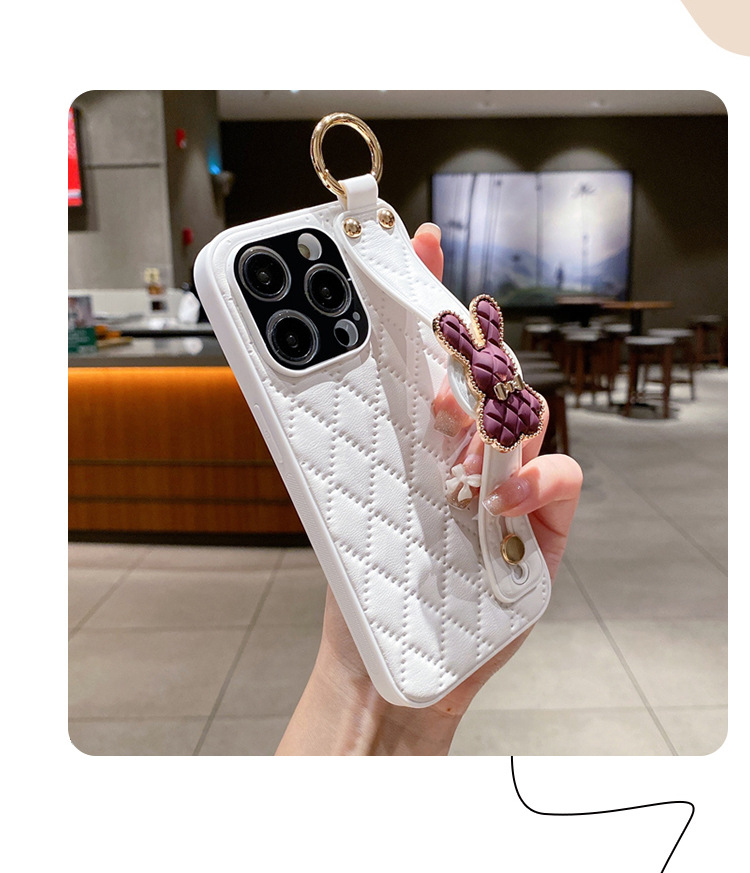 Ốp lưng iPhone da giả hình thỏ kiểu Chanel có dây đeo cổ tay và giá đỡ — [Màu tím] Dây đeo cổ tay thỏ hình thoi phong cách thơm nhỏ chi tiết 4