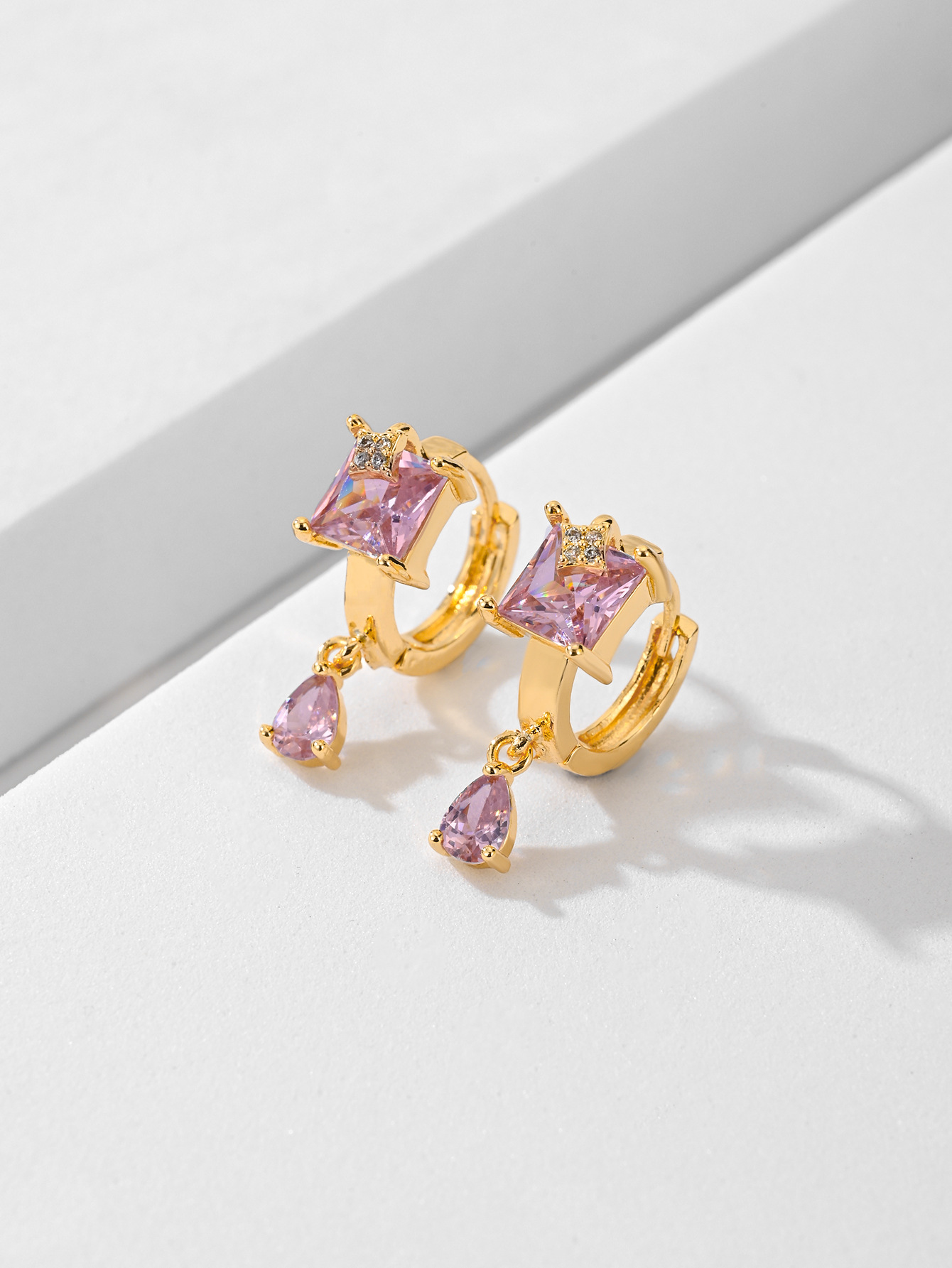 Selección transfronteriza Pendientes de circonio con incrustaciones Joyas Mujer 2024 Nuevos pendientes de moda Pendientes de cobre chapado en oro Joyas exquisitas