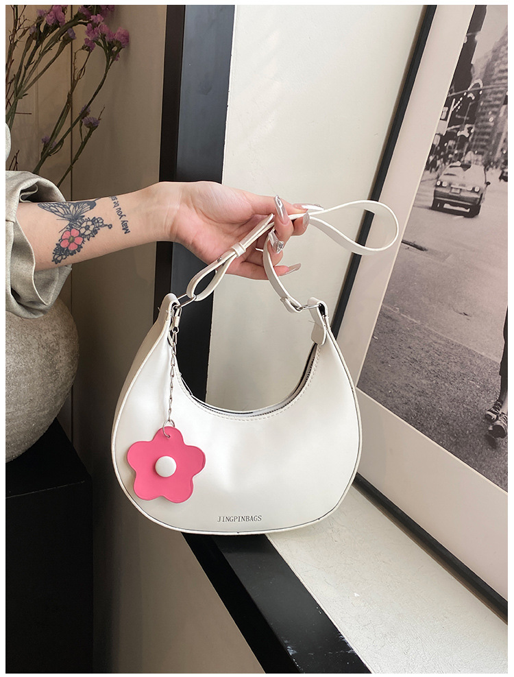 Cross-border women's bag 2024 New style, trendy texture, versatile, ins fashion single-shoulder armpit bag, small flower pendant, crescent moon bag details Picture