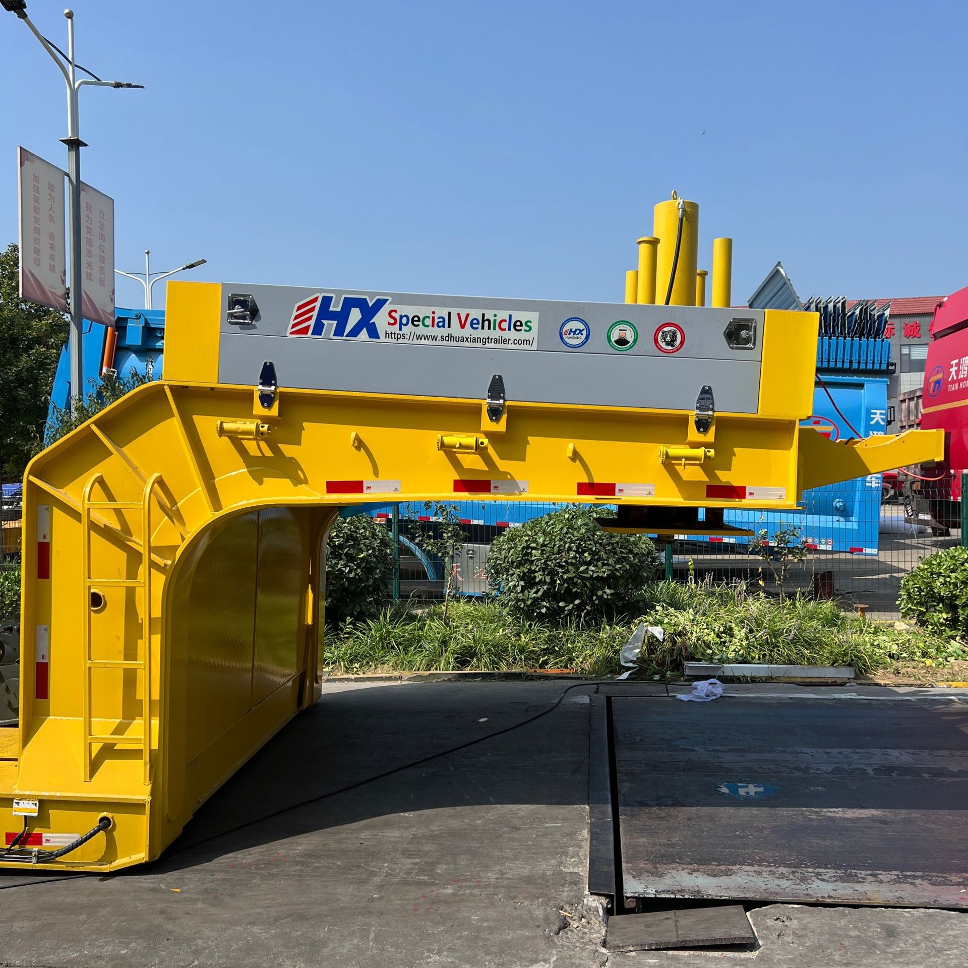 Manufacturer of Foreign Trade Sales and Transportation of Heavy Equipment Machinery Hydraulic Steering Goose Head Lift Lowering Flatbed Semi-Trailer Trailer