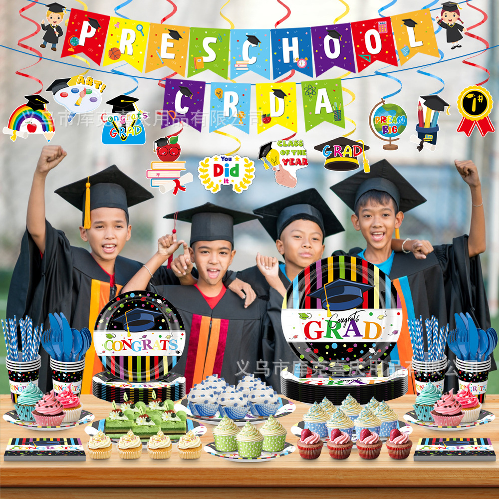 Nuevo jardín de infantes graduación ceremonia decoración diseño graduación temporada plato de papel taza de papel espiral tire bandera partido decoración traje