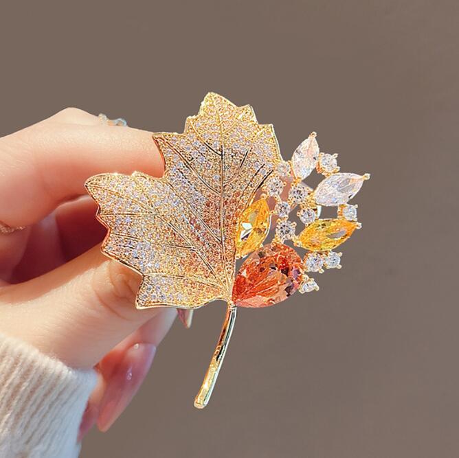 High-End Retro Cut Out Crystal Brooch for Women, Classy Rhinestone Maple Leaf Corsage Pin to Fix Clothing Accessories