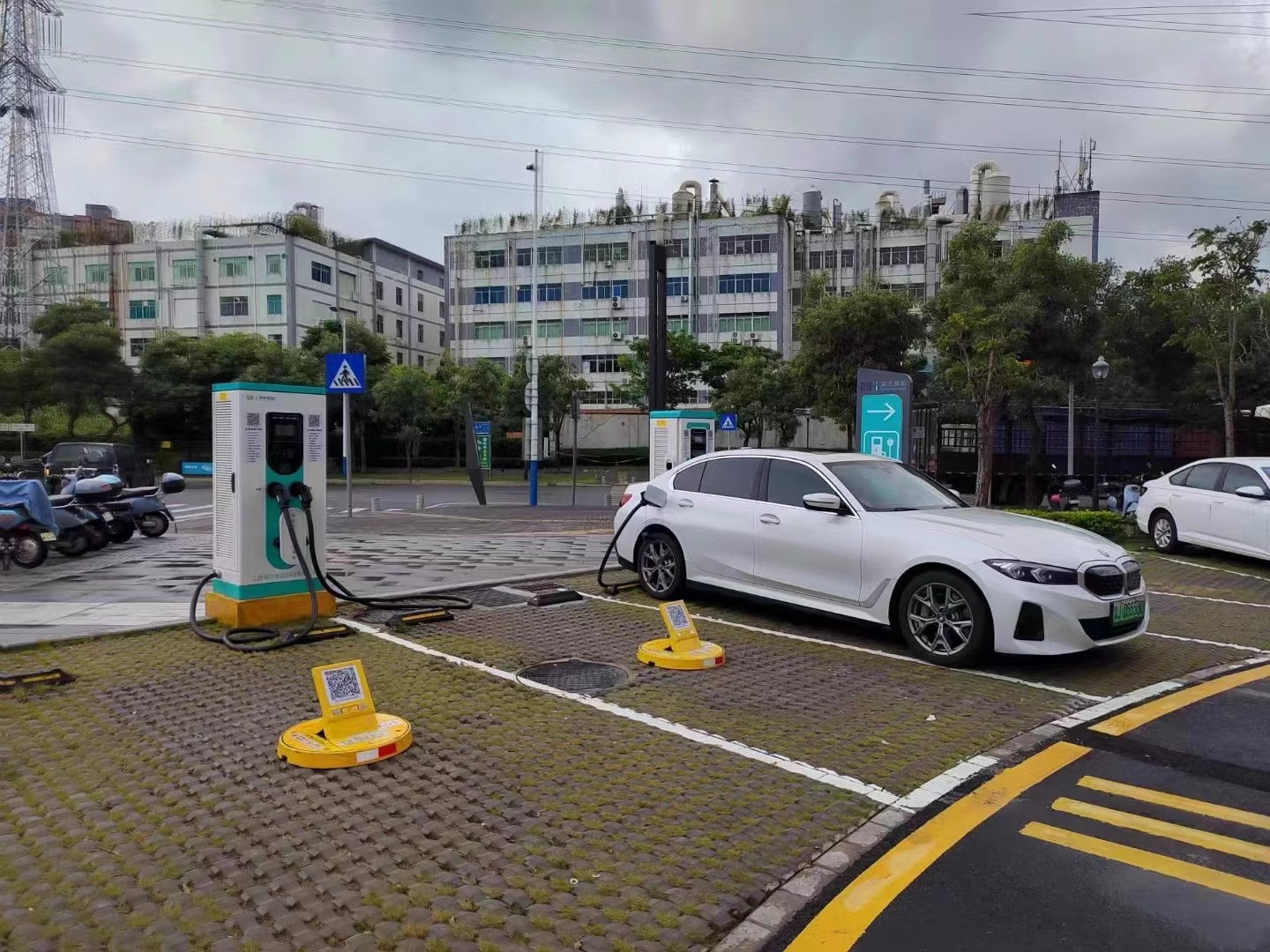 Charging pile intelligent ground lock anti-occupancy automatic induction license plate recognition linkage code scanning charging new energy parking lock
