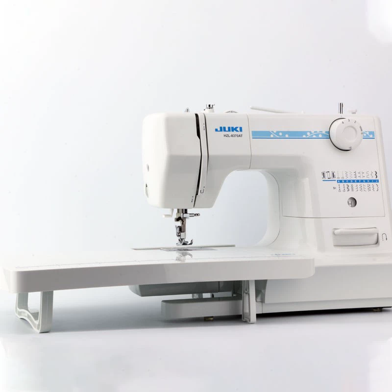 Прочная швейная машина модели 8370 поставляется с расширяющимся столом.