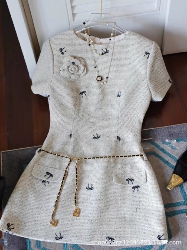 夏の女性のための気質の小さな香りのリボン刺繍ドレス、ハイエンド、シックでユニークなウエスト痩身ショートスカート|undefined