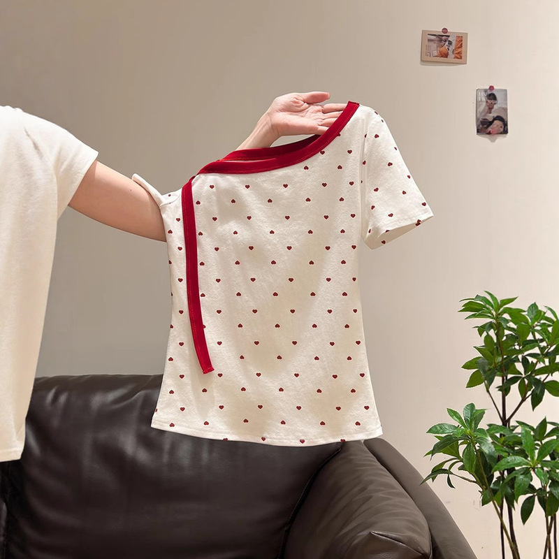 ラブプリントホワイトオフショルダー半袖Tシャツレディース夏の新しいストラップデザインスリム甘辛トップ女性卸売|undefined
