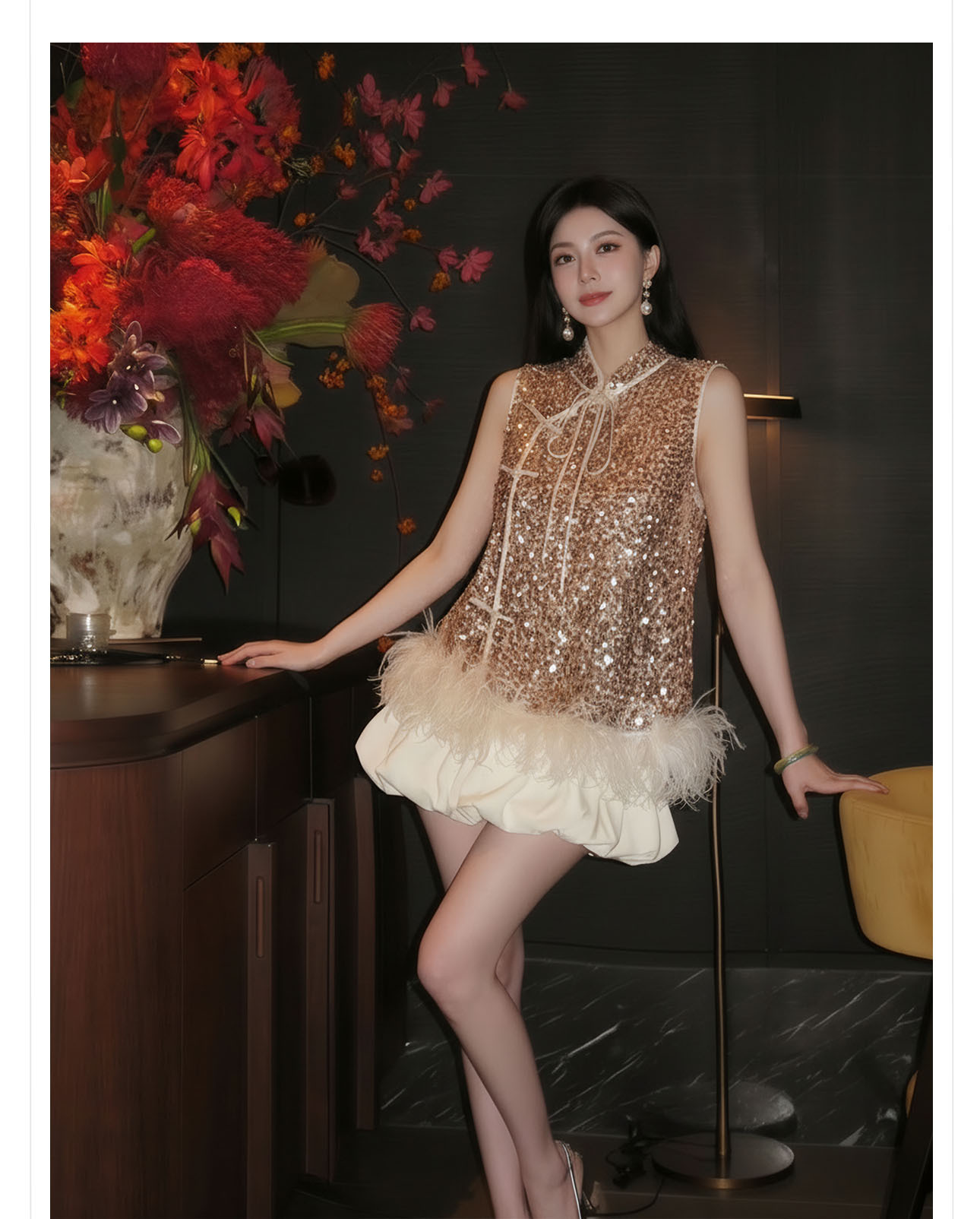 Bộ áo khoác không tay kết hợp váy ngắn phong cách tân cổ điển, đính lông đà điểu và sequin — Lạc đà [Áo khoác không tay], Mơ [Váy ngắn] chi tiết 7